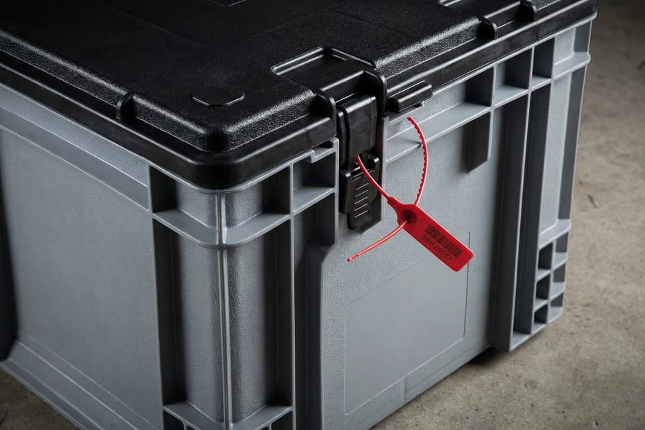 Contenitore in plastica logistico con coperchio e sigillo di sicurezza antieffrazione.